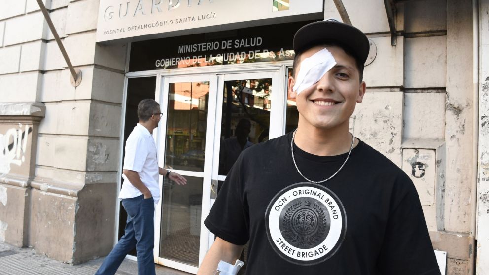 Uno de los heridos sonríe, a pesar de todo. (Télam)