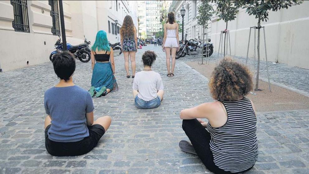 Seis de las denunciantes del profesor Bugliani. (Guadalupe Lombardo-Página 12)