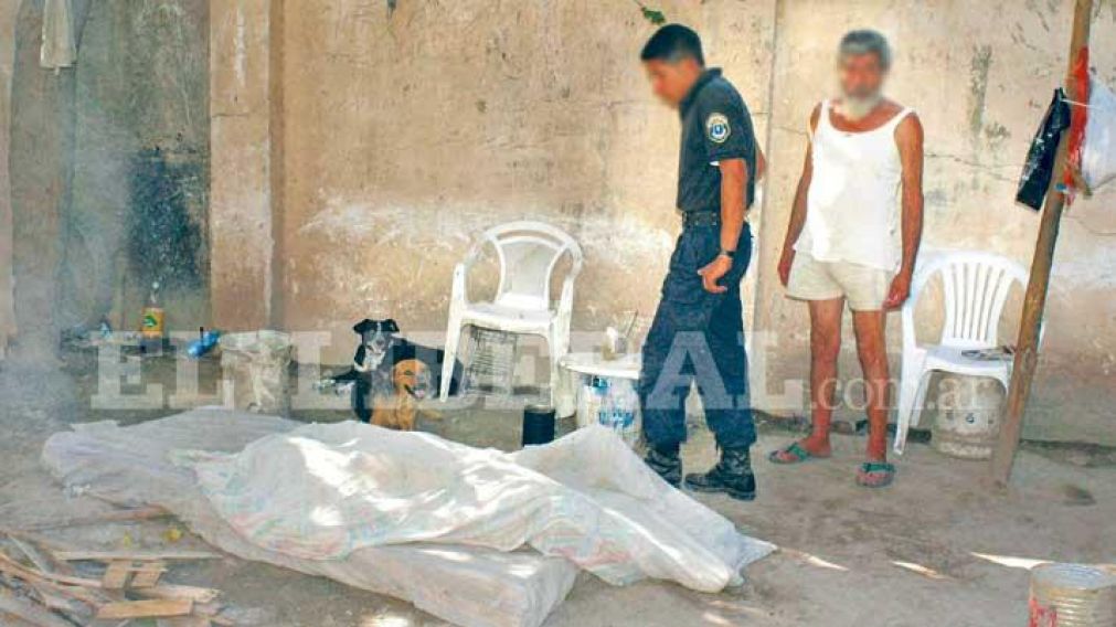 Así encontró la policía el cadáver de la joven degollada. (El Liberal)