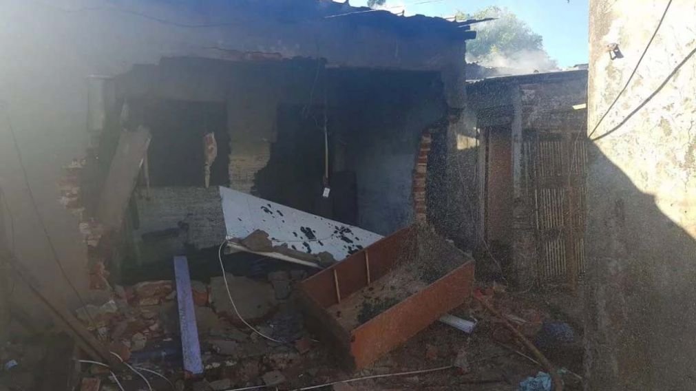 El estado en que quedó la casa donde ocurrió el asesinato, producto de la ira de los vecinos. (lacapitalmdp.com).