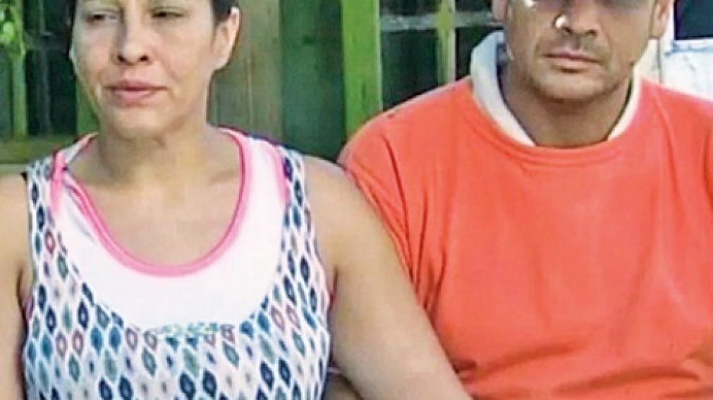 La mam� de Paula, Sandra y su padrastro, quien es el �nico que puede salir pese a las amenazas.
