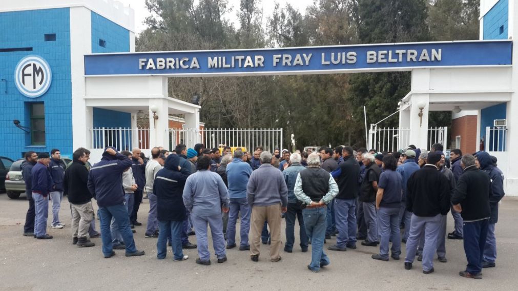 Trabajadores esperan que su nombre no esté en la lista.