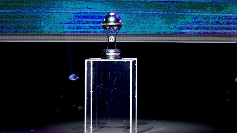 La Copa espera que comience la acción. (