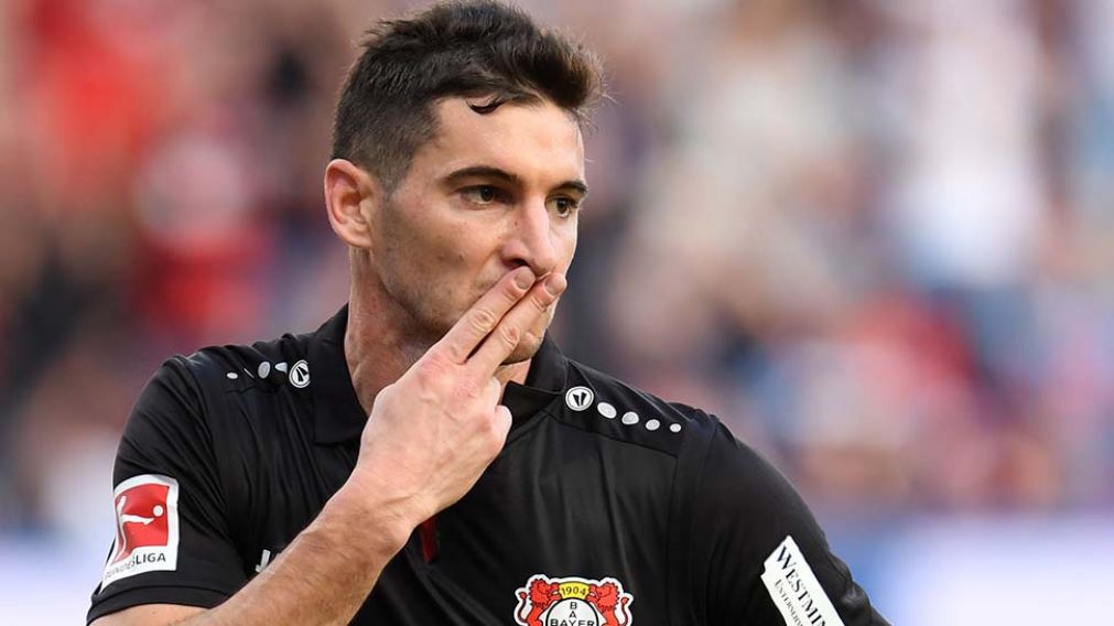 Alario. Tranquilo, disfruta su presente en Europa. (AFP)