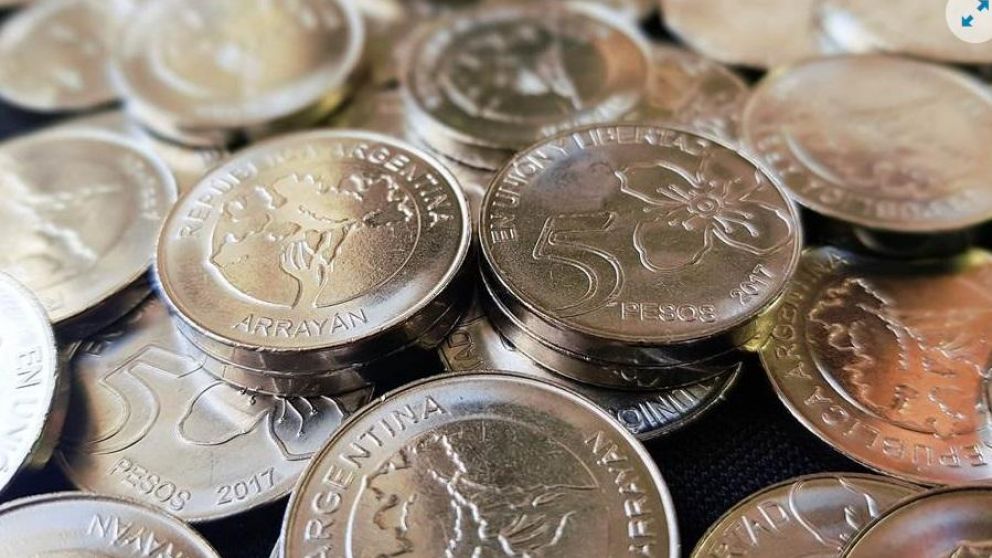 Así son las nuevas monedas de 1 y 5 pesos