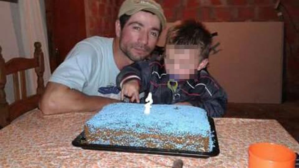 Patota lo mató a cuchillazos frente a su hijo