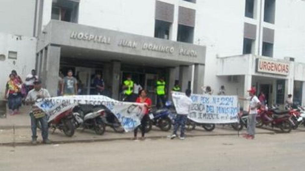 Se manifiestan la puerta del hospital. (Crónica)