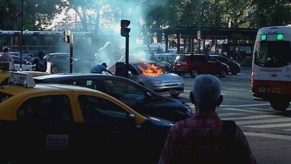 Ardió un auto en pleno microcentro