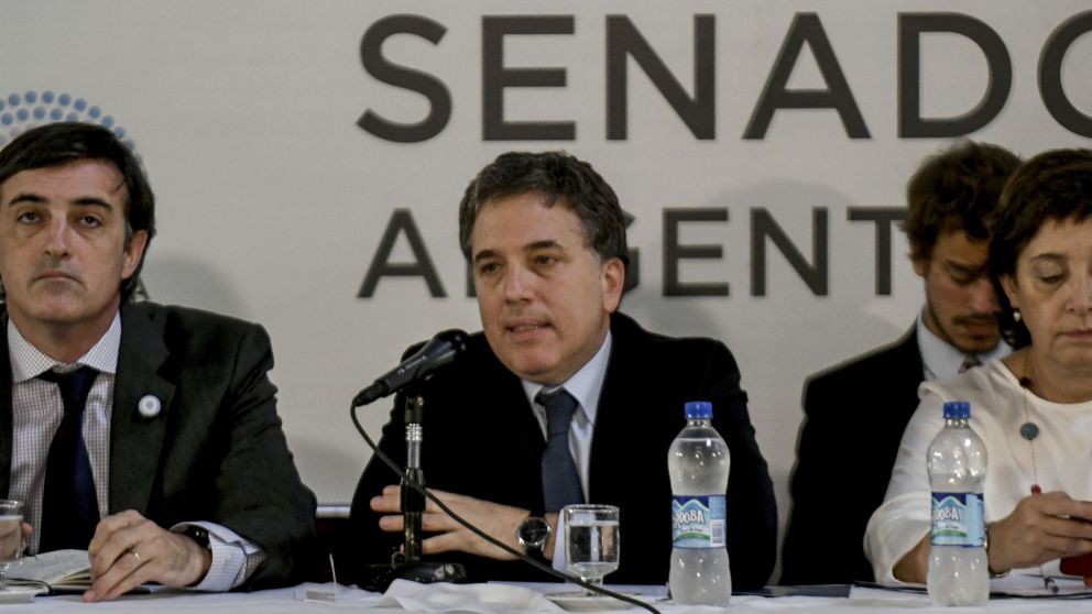 El ministro de Hacienda, Nicolás Dujovne, junto a los senadores Esteban Bullrich y Beatriz Mirkin (Télam)