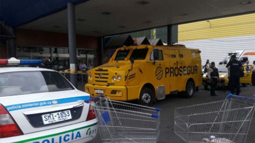 El blindado siniestrado en la puerta del hipermercado. (Gentileza @telenocheuy)