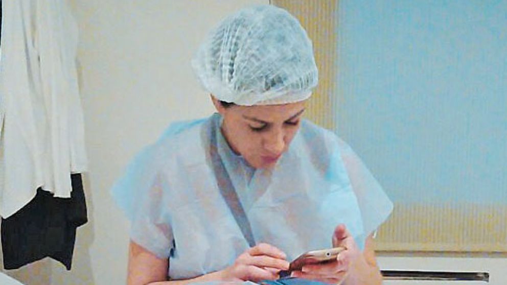 La mujer antes de ingresar al quirófano.