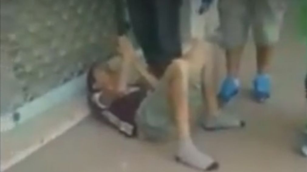 Así linchaban al joven ladrón que atacó a una madre con su bebé en brazos. (Captura de video)