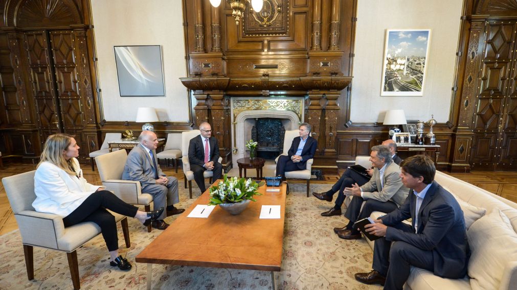 El presidente mantuvo su agenda y recibió a empresarios de Suiza.