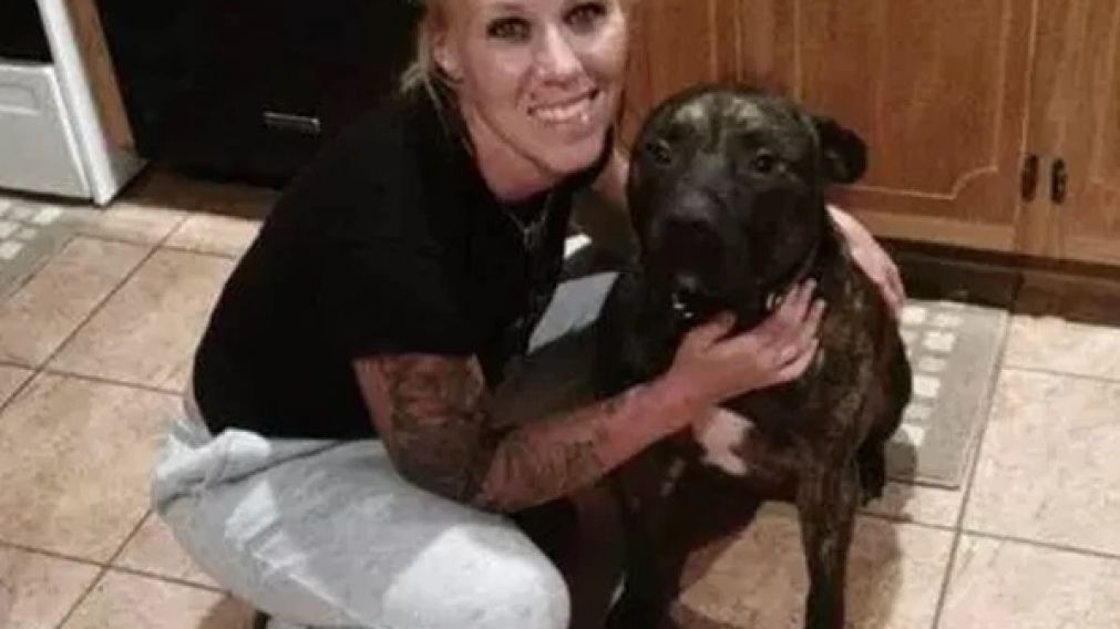 Stephens, junto a uno de los animales que crió desde cachorros.