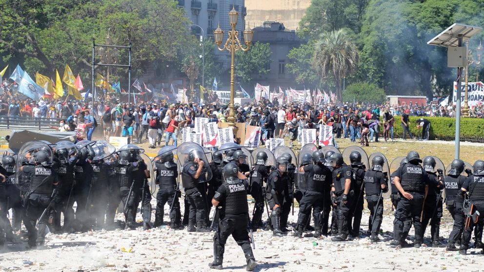 Policía y violentos, cara a cara (Fernando Pérez Re-Crónica).