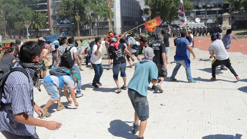 Los manifestantes arrojando proyectiles a las fuerzas de seguridad (Fernando Pérez Re-Crónica).