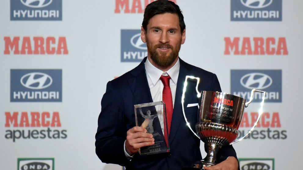 Messi posando con los dos galardones (AFP).