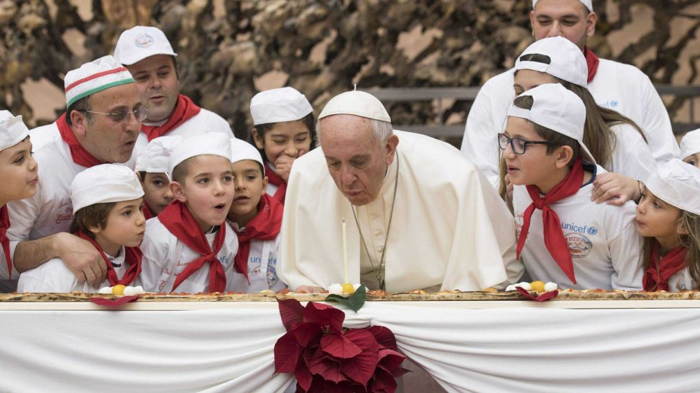 Francisco festejó sus 81 años junto a jóvenes asistidos en el Vaticano. (AFP)