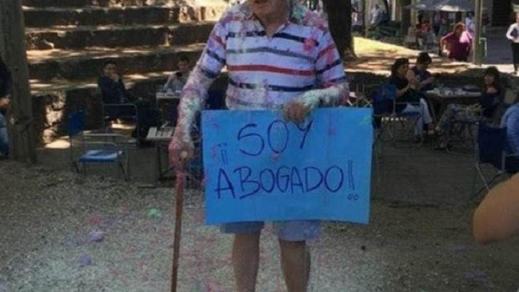 Abuelo se recibió de abogado a los 82 años