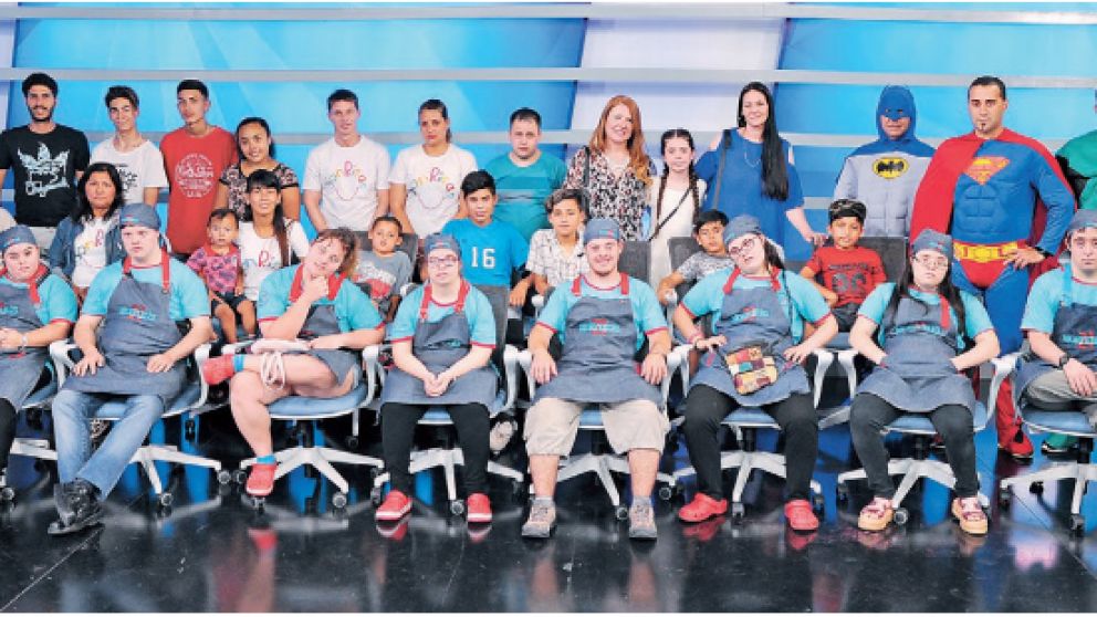 Primera fila, sentados: Adriana Corigliano y los chicos de “Morfables 21”. Segunda hilera, sentados: miembros de “Fundación Sonrisas”. De pie, centro, María Laura Companys y Fernanda Supzeszyn de “Proyecto Chiches”, Superhéroes Solidarios de La Plata, Jim