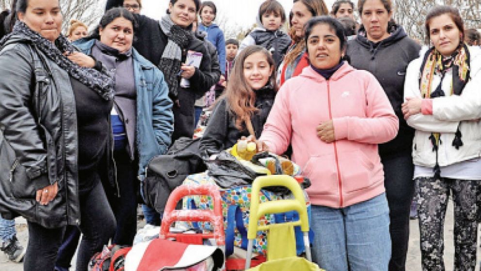 Ellas se organizan para que a sus hijos no les falte nada