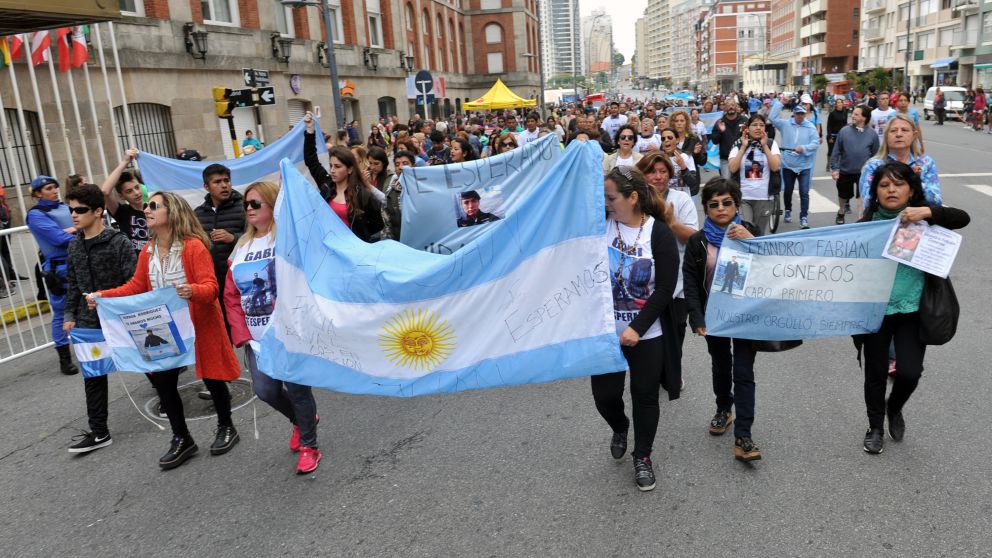 El reclamo de las familias de los 44. (Télam)