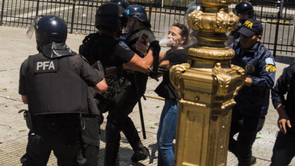 El hecho ocurrió en el marco de la manifestación contra la reforma previsional. (Gentileza FotoSur)