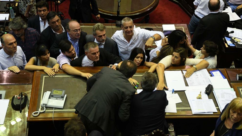 El momento en el que le enseñan las balas de goma al presidente de la Cámara Baja. (Télam)