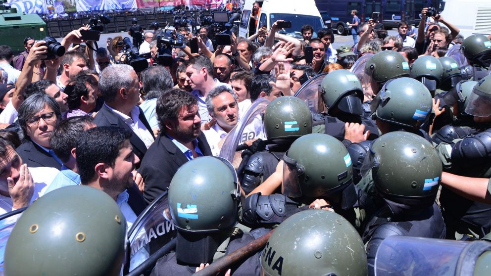 Enfrentamiento entre diputados y Gendarmería. (Crónica-Jonatan Moreno)