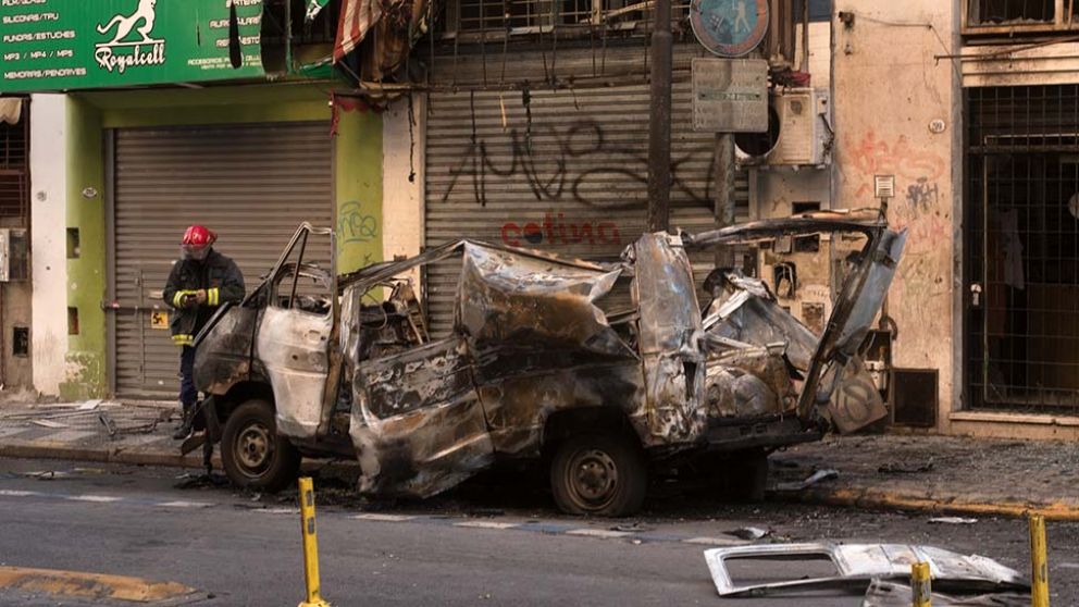 Consumido por las llamas. Así quedó el vehículo en pleno Capital Federal.