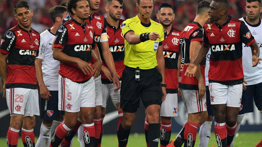 Tras las confirmación del VAR, el árbitro Wilmar Roldán sancionó el penal.