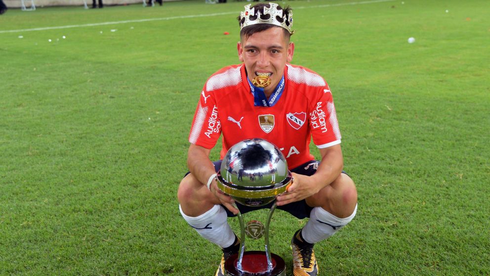 Barco, la figura de Independiente, posa con la corona del Rey de Copas y la Sudamericana (FotoBaires).