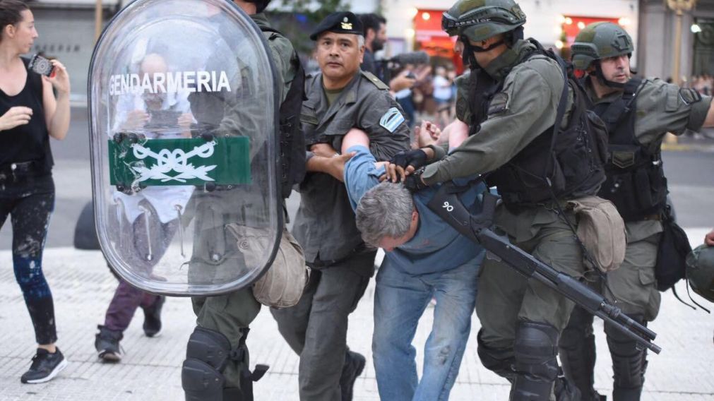 Germarmería impidió el avance de los manifestantes.