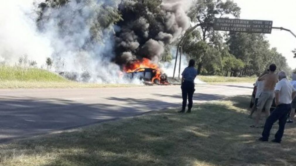 El Mercedes del Gran Capitán, envuelto en llamas (Fotos de @jufarusf).