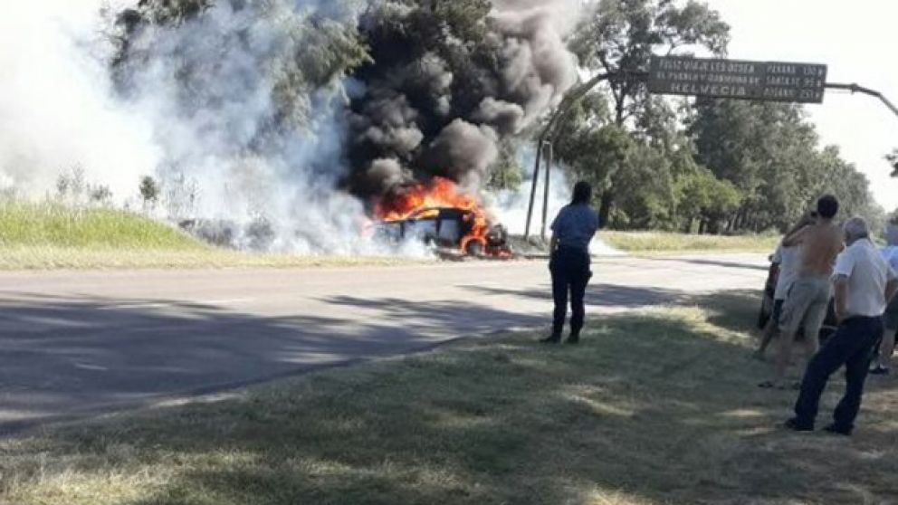 El Mercedes del Gran Capitán, envuelto en llamas (Fotos de @jufarusf).