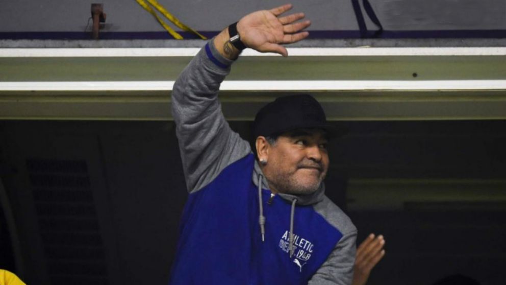 Maradona saludó a los hinchas de Boca en su día