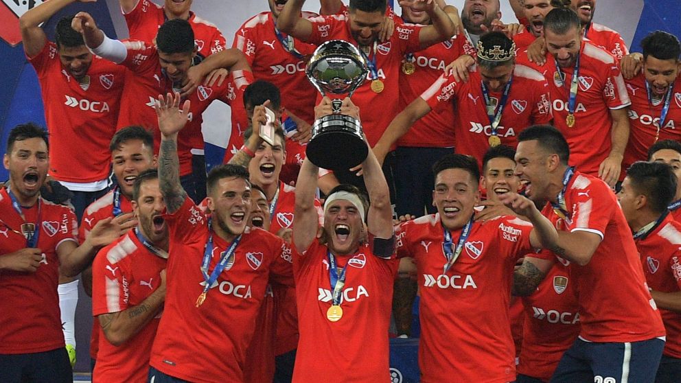 El momento tan esperado: Tagliafico levanta la Copa Sudamericana (AFP).