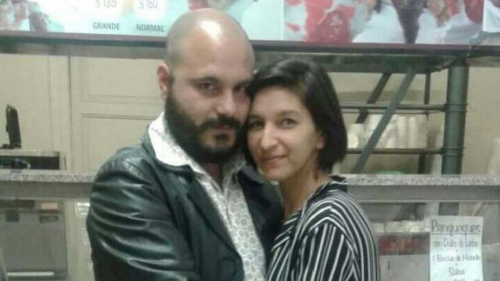 Junto a su pareja. Fernando, la víctima del violento suceso en barrio Roma. (Gentileza airedesantafe.com.ar)