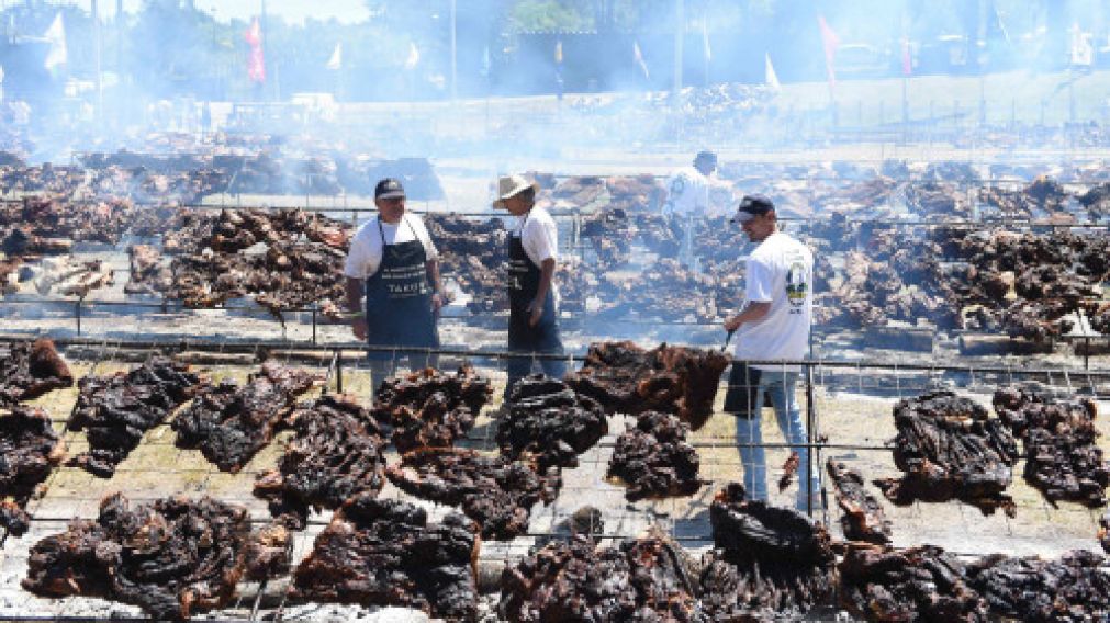 El parque Rodó, en Minas, se convirtió en una enorme parrilla.