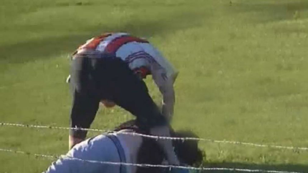 Le pegaron hasta desmayarlo en pleno campo de juego