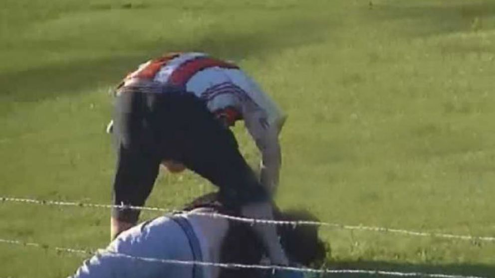 Le pegaron hasta desmayarlo en pleno campo de juego