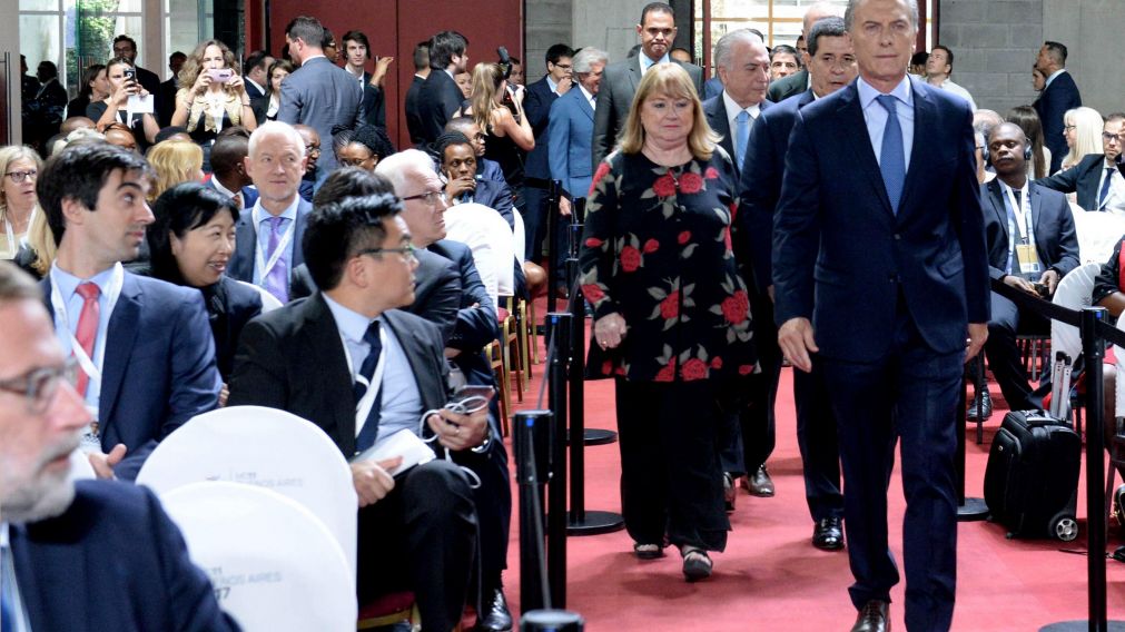 Macri, al aribar a la cumbre (Presidencia).