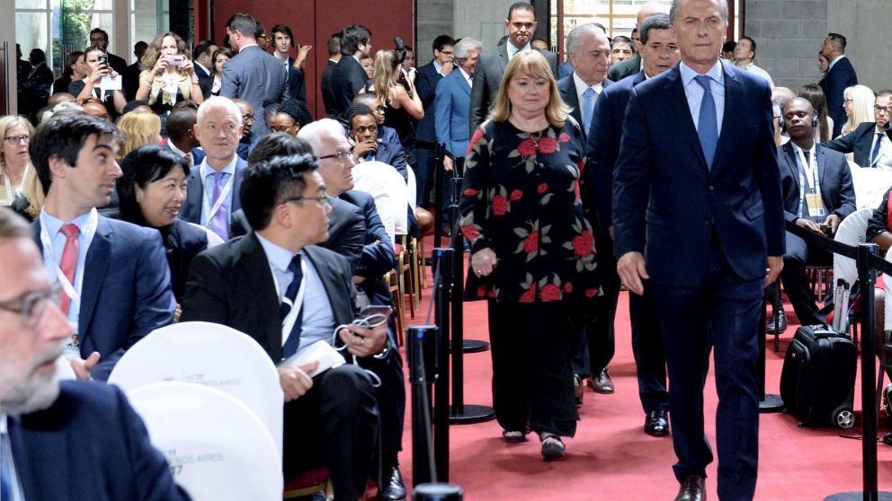 Macri, al aribar a la cumbre (Presidencia).