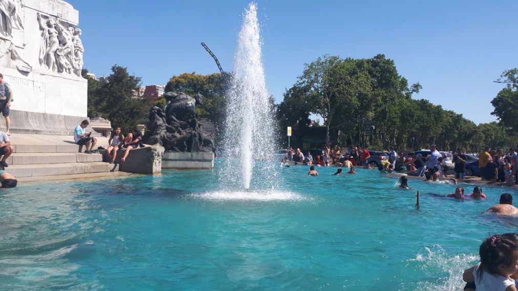 La fuente del monumento de los Españoles, con la gente bañándose.