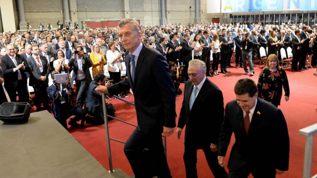 Macri, escoltado por el brasileño Temer y el paraguayo Cartes (Presidencia).