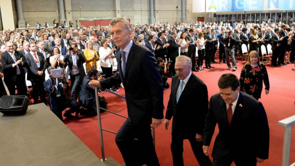 Macri, escoltado por el brasileño Temer y el paraguayo Cartes (Presidencia).