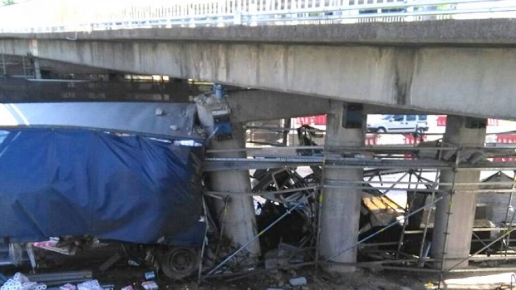Así quedó el camión tras chocar la columna del puente. (Gentileza Pilar Para Todos)