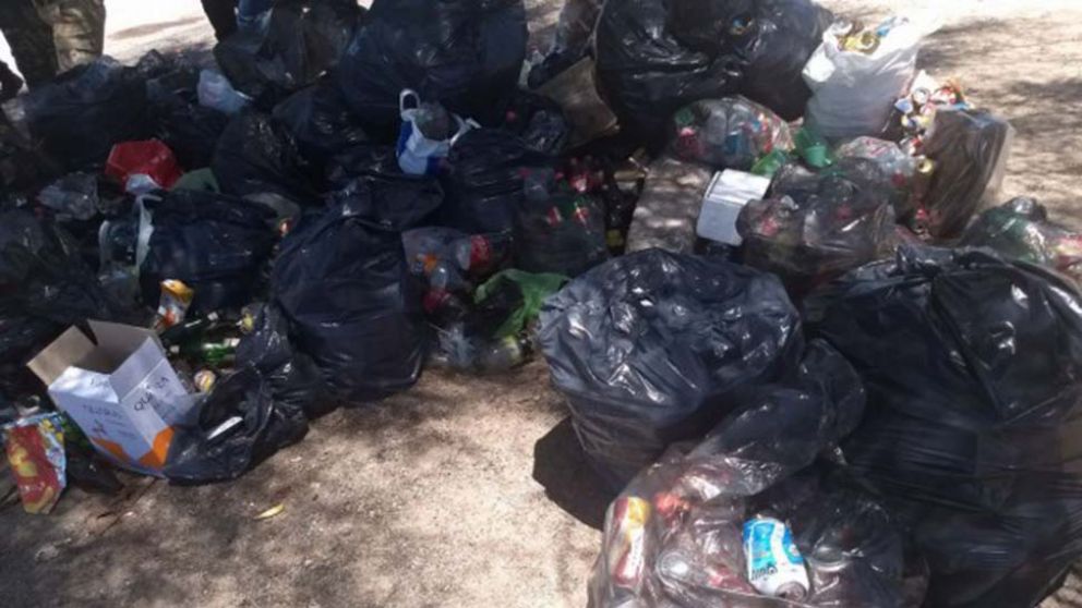 Gran arsenal de botellas. (Ministerio de Seguridad)