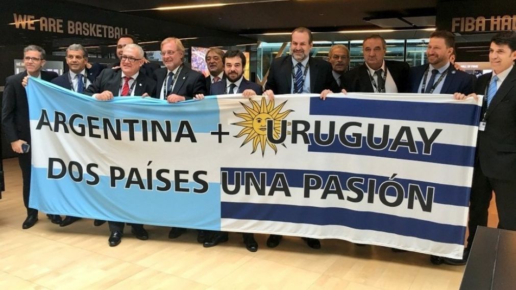 Los directivos de la FIBA y de la CABB luego de recibir un guiño para 2027.