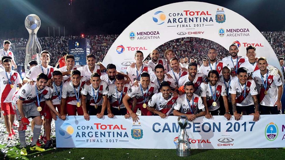 Los campeones. Los jugadores de River con la copa alcanzada en Mendoza. (Télam)